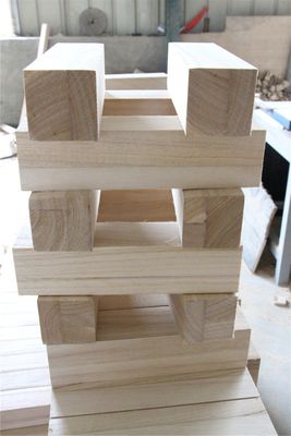 Poplar Solid Timber Board Moisture Content 8%-12% With Length 100mm-2440mm