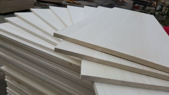 Poplar Solid Timber Board Moisture Content 8%-12% With Length 100mm-2440mm